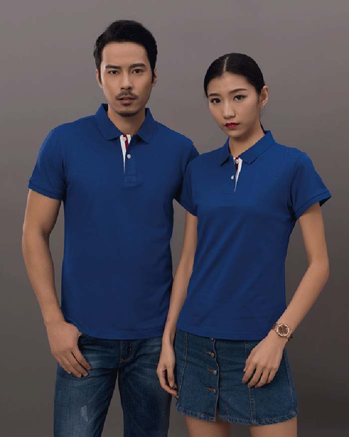 男女同款純色絲光棉短袖翻領T恤衫工衣訂做之寶藍色模特展示圖